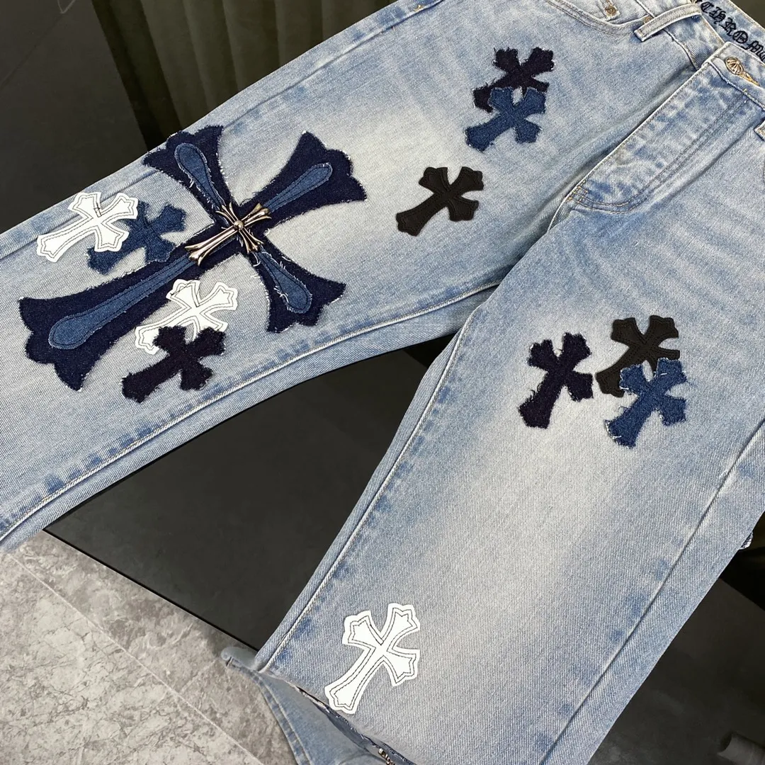 🅿️360 Ch rare co-branded top item Chrome hearts new Chrome hearts patchwork leather patch cross stitching micro-flare jeans Top-notch configuration, invincible details! ! Cleanfit has become very popular in the past two years, and Kroxin’s consistent style is particularly high-end! ! Imported Japanese woven fabric ready-made clothes, genuine leather Crocodile leather labels and waist cloth leather tags are sewn on. The overall process is very cumbersome. The buttons on the trousers fly, rivets, back pockets and metal decorative plates are all custom-made from molds. After they are finished, they are distressed to create a very effective effect. It has a vintage taste, and has been used by all kinds of big-name European and American celebrities. Kenijima’s cleanfit style has become popular all over the world~ Top-grade hardware, pay attention to my detailed photos, the buttons are all detachable, and they are made of 925 engraved silver! ! Match as you like, suitable for both men and women ✔️✔️ Color: Blue Size: S M L XL